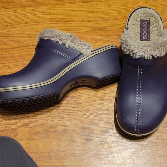 W9 Crocs - Picture 2 of 3